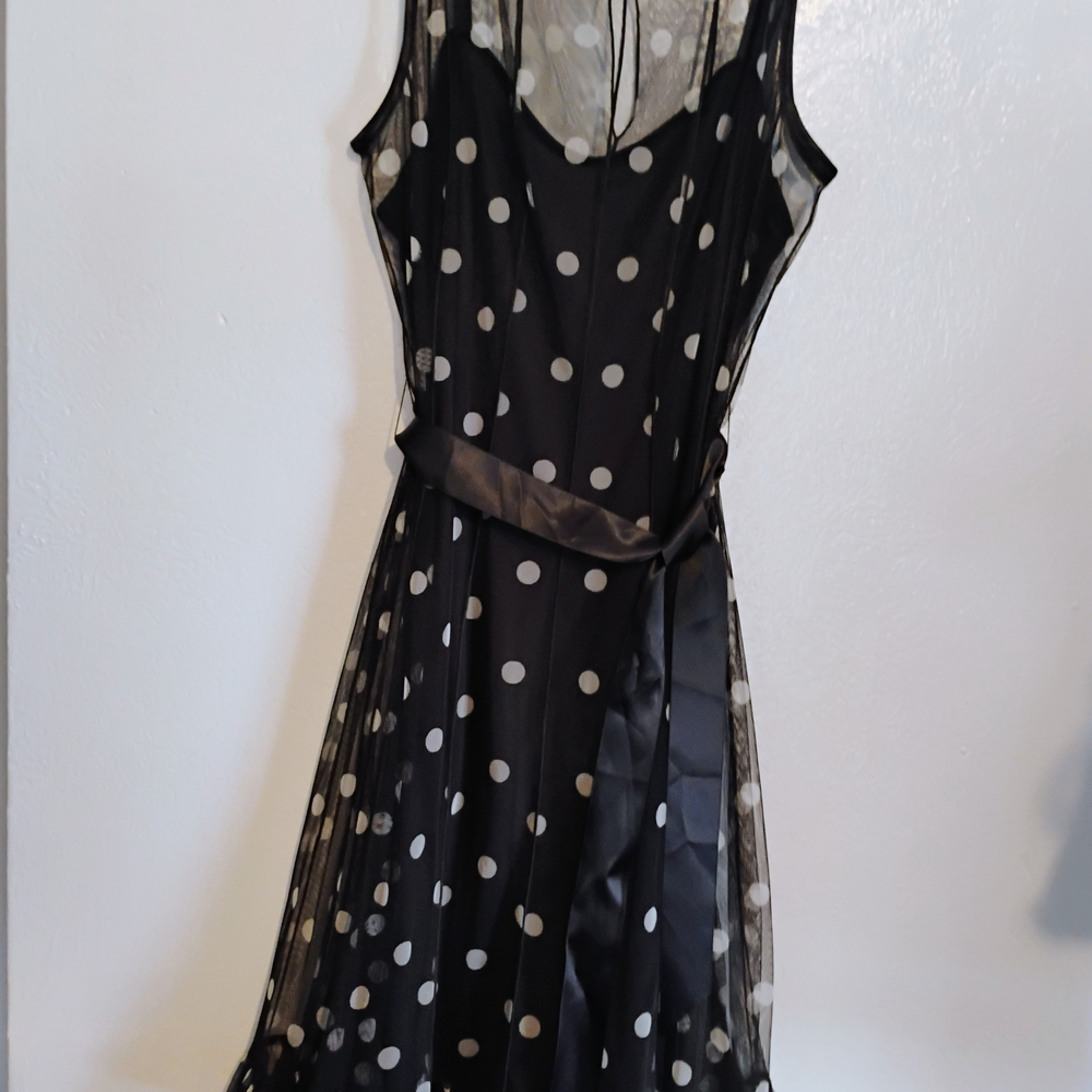 #12 Jessica Howard Black and White Sleeveless V-Neck Midi Dress